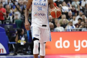 天博平台官网-字母哥回归赛场，惊险取胜首场状态亮眼，SKT观众沸腾！